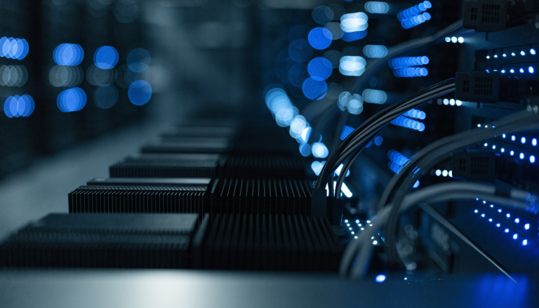 GPU-Server-Rack mit blauen LED-Lichtern, Sinnbild fuer KI-Modell-Infrastruktur