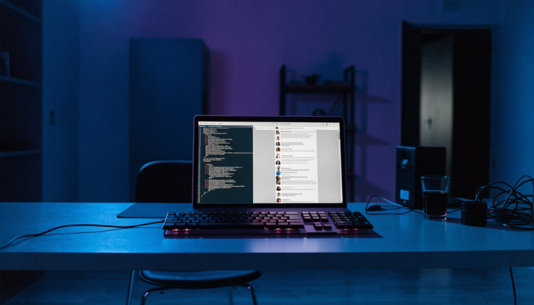 Laptop mit Terminal und Social-Feed in dunkler, moderner Entwickler-Umgebung, symbolisch fuer dev-null.sh