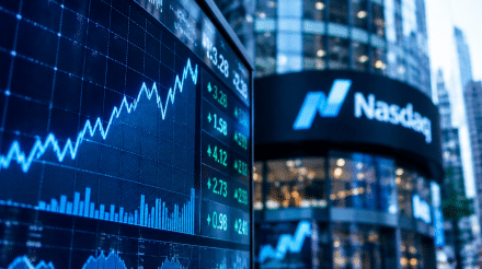 Anthropic Börsengang: Börsenkurse auf einem Bildschirm vor dem Nasdaq-Gebäude (Symbolbild)